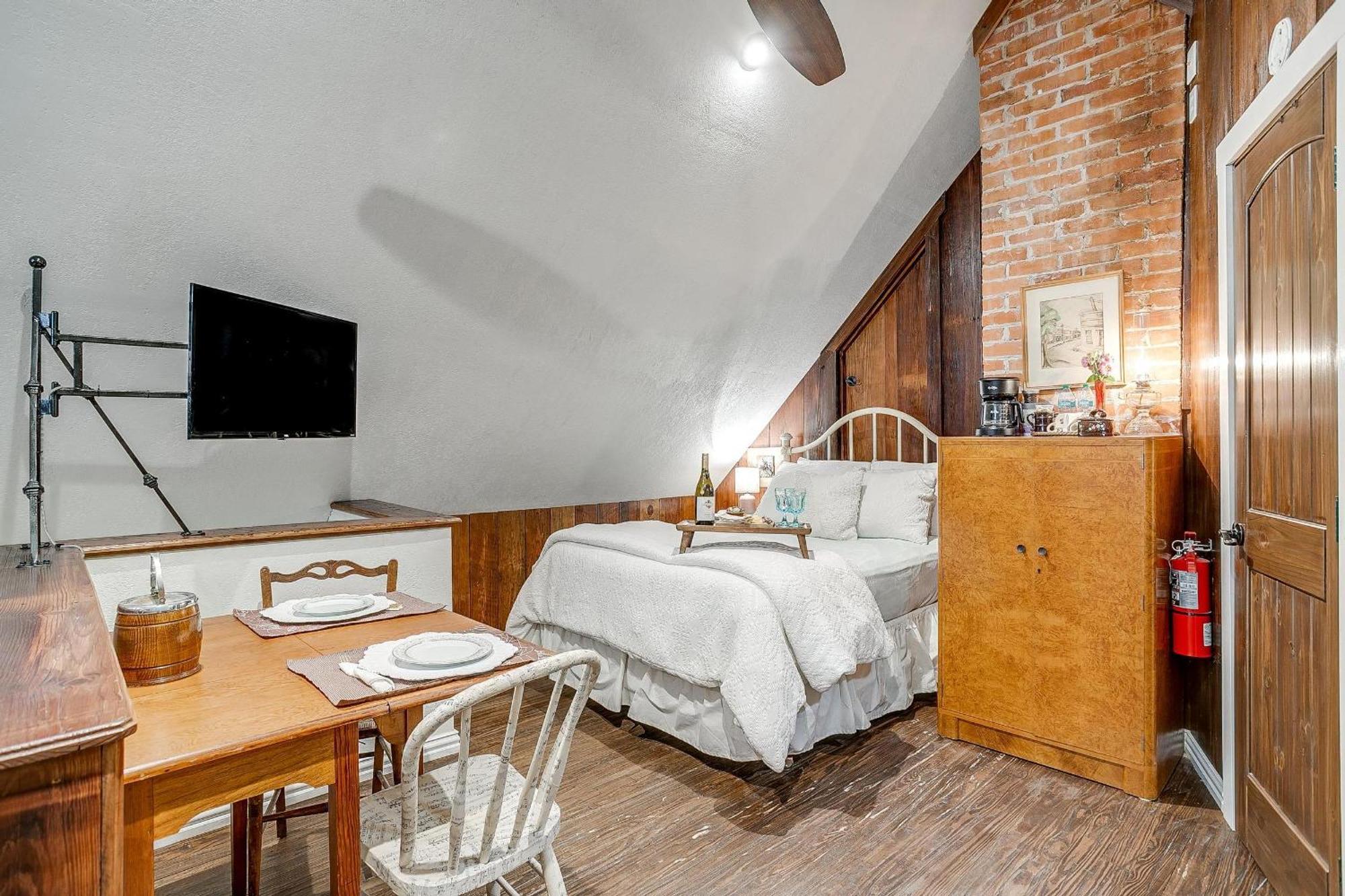 The Gallery House Boutique Hotel Stephenville Esterno foto
